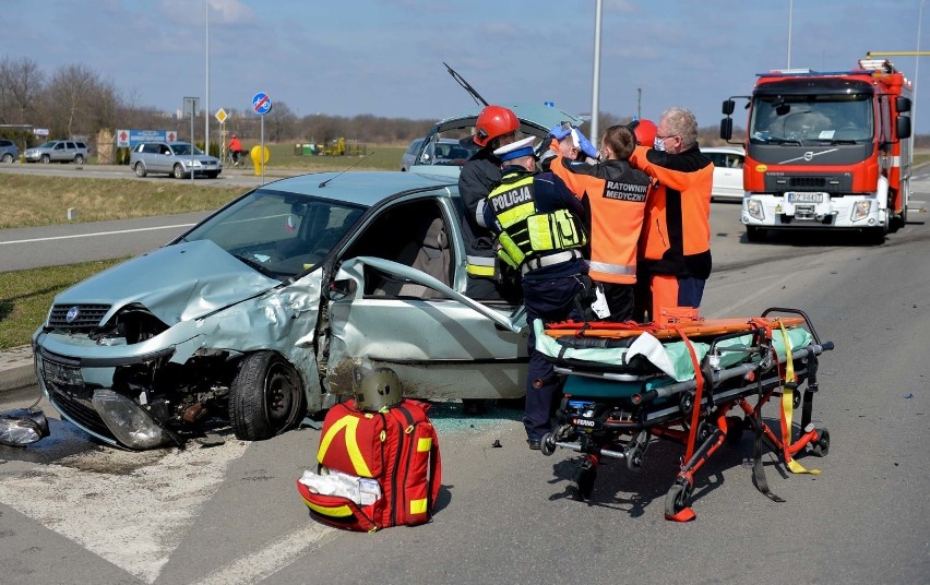 Wypadek w Przemyślu. Na skrzyżowaniu ul. Topolowej z al. Żołnierzy Wyklętych zderzyły się dwie osobówki. 3 osoby ranne [ZDJĘCIA]