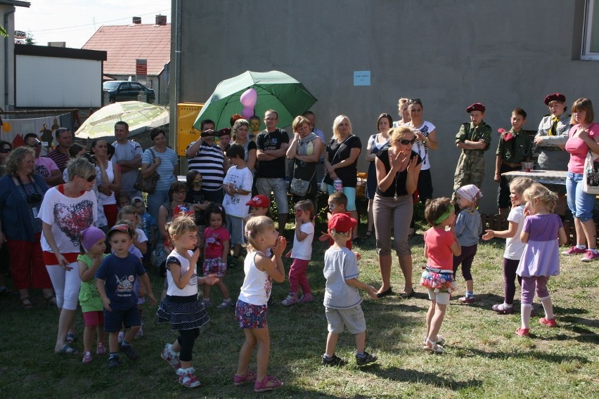 Rodzice bawili się z dziećmi na festynie w przedszkolu Bajka w Bielsku