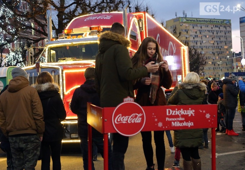 Świąteczny jarmark w Szczecinie i wielka ciężarówka Coca-Coli [ZDJĘCIA, WIDEO]
