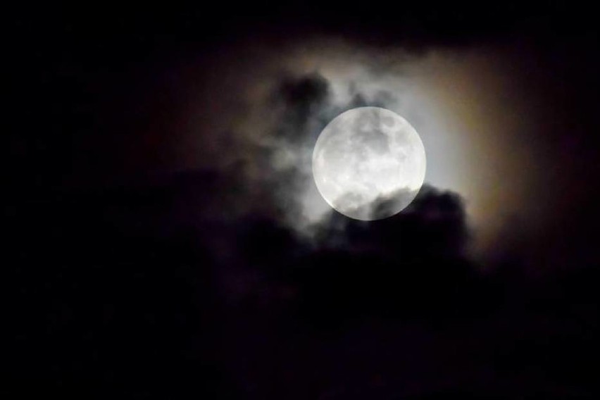 Zimny Księżyc na niebie. To będzie ostatnia pełnia w tym roku  (ZDJĘCIA Czytelników)