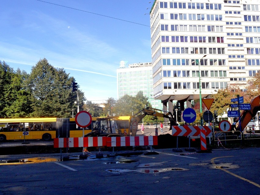 Trwa demontaż torowiska na alei Korfantego. Po pięciu dniach robót rozbiórka jest na półmetku [FOTO]