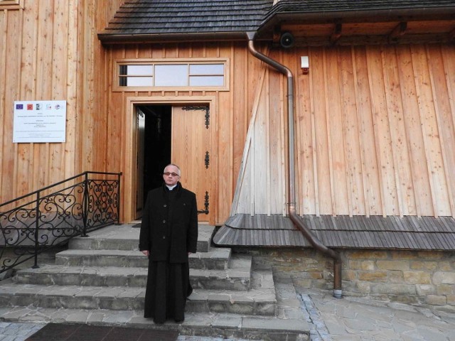 Ksiądz Adam Szczygieł przed kościołem w Skawinkach.