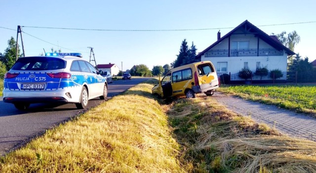 W Kowalewie Pomorskim na ul. 1 Maja z niewyjaśnionych przyczyn, kierujący stracił panowanie nad pojazdem i wypadł z drogi