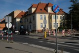 Zmiany w organizacji ruchu przy ulicy Artylerzystów w Żarach. Zamknięte skrzyżowanie koło ZUS-u i żłobka