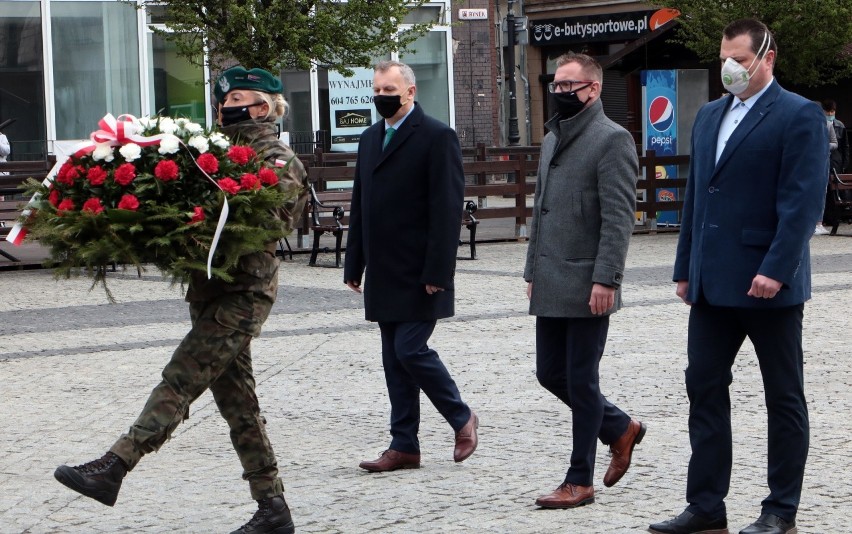 W Grudziądzu, po złożeniu kwiatów pod pomnikiem Marszałka...