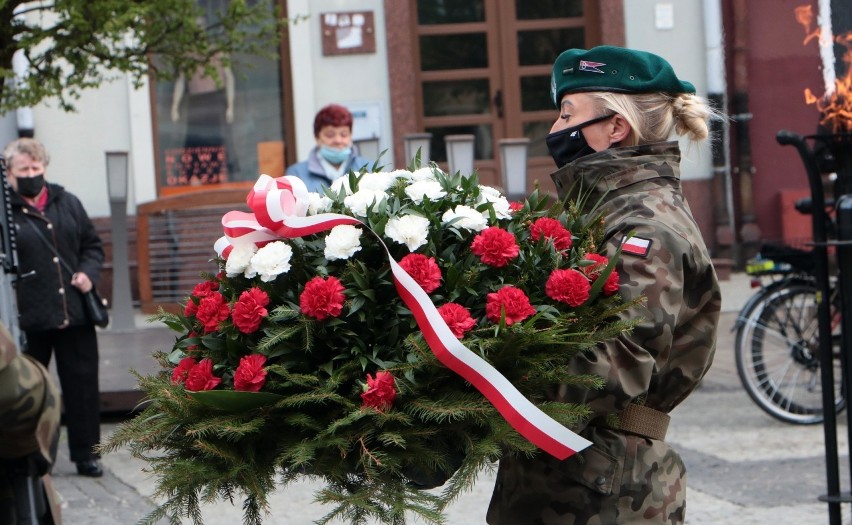 W Grudziądzu, po złożeniu kwiatów pod pomnikiem Marszałka...