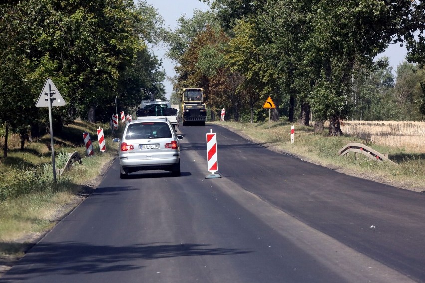 Remont drogi pomiędzy Legnicą a Chojnowem. Wprowadzono ruch wahadłowy, zobaczcie aktualne zdjęcia