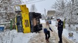 Ślisko na drogach. W Jabłowie przewróciła się ciężarówka z naczepą!