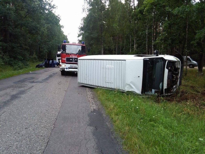 Wypadek na trasie Czarna Dąbrówka - Rokity. Dwie osoby trafiły do szpitala [ZDJĘCIA] 