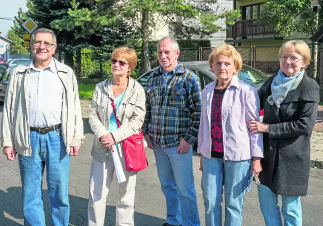 Od lewej: Andrzej Dobrowolski, Stefania Podgórska, Michał Bernacisko, Maria Zając, Janina Dobrowolska to mieszkańcy ul. Stolarskiej. Mówią, że osiedlowa codzienność zmieniła się w udrękę