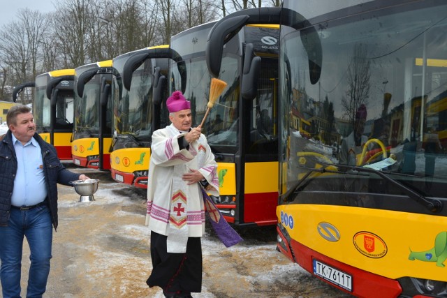 Biskup Marian Florczyk poświęcił nowe autobusy.
