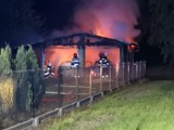 Gmina Kuślin. Nocny pożar garażu w Wąsowie. W akcji 5 zastępów strażaków [ZDJĘCIA]