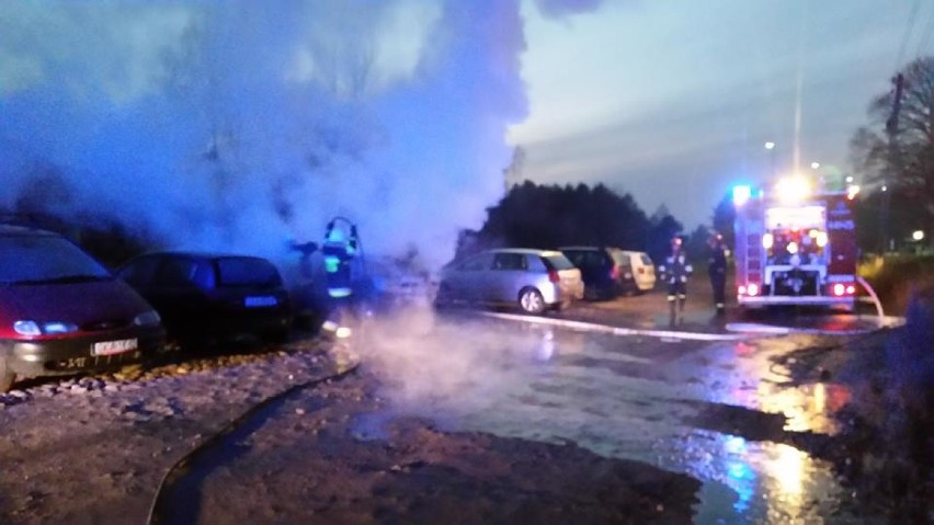 Na parkingu w Dzierżążnie doszło do pożaru dwóch samochodów....