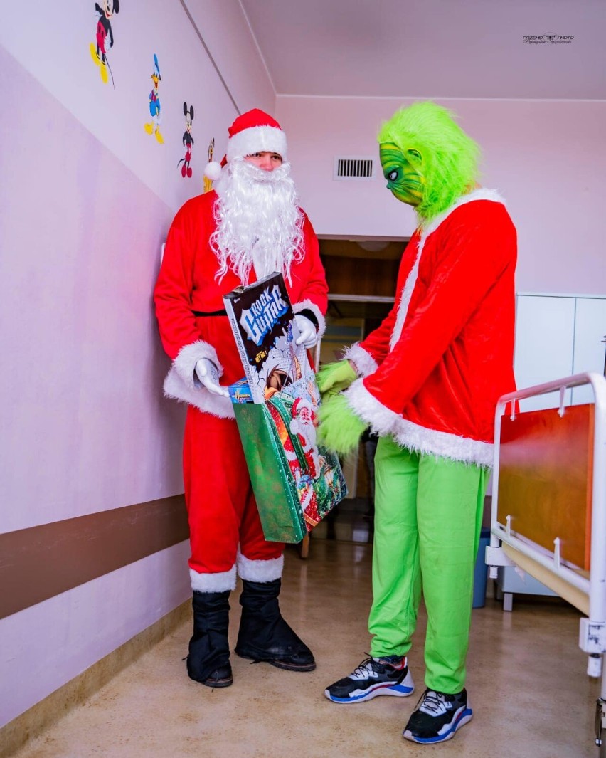 Święty Mikołaj odwiedził dzieci w kaliskim szpitalu. Wraz z...