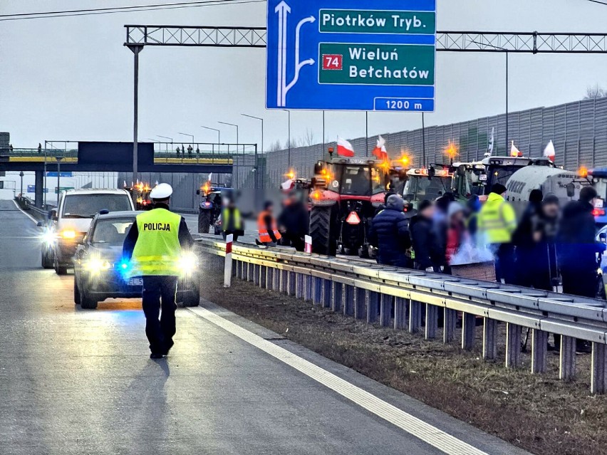 Policjanci ratowali życie kierowcy tira podczas protestu rolników pod Piotrkowem