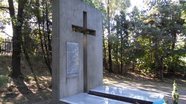 Grób zbiorowy dwunastu byłych powstańców śląskich straconych przez Niemców