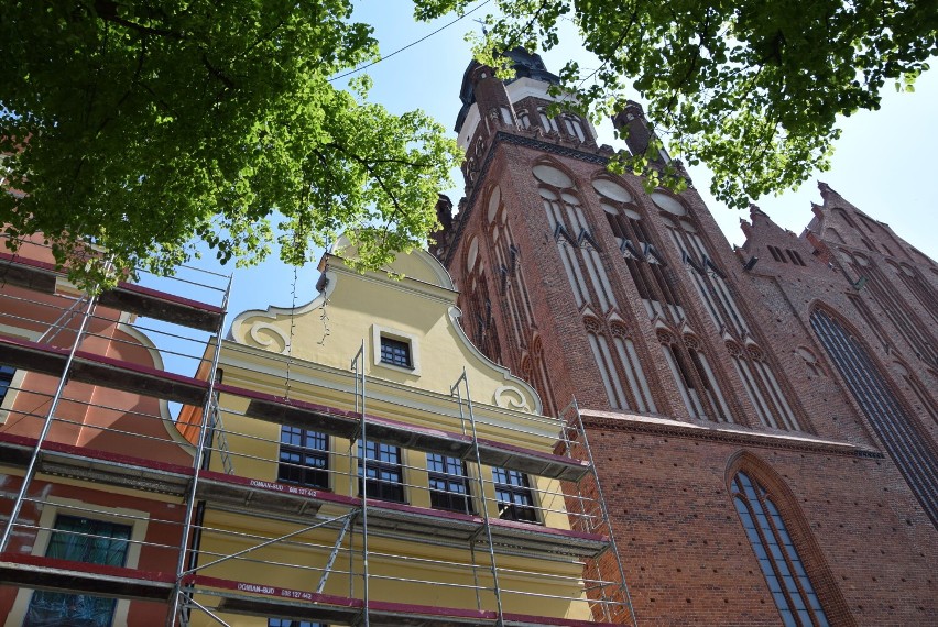 Muzeum w Stargardzie: od frontu prace przy elewacji, na tyłach archeologiczny wykop. Odkryto tam szczątki 73 parafian kolegiaty i piwnicę 