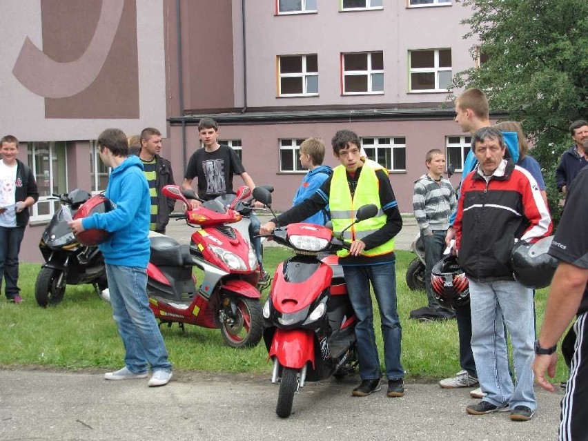 Myszków: W ZSP nr 3 zdawali egzamin na kartę motorowerową [ZDJĘCIA]