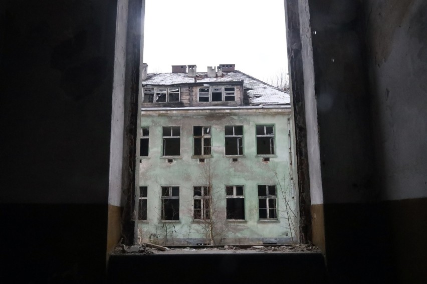 Opuszczony szpital w Legnicy został wybudowany przez Niemców...