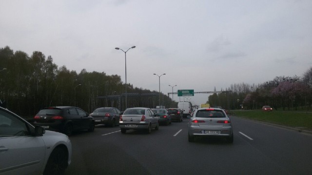 Wypadek w Katowicach. Tworzą się spore korki na S86 i DTŚ