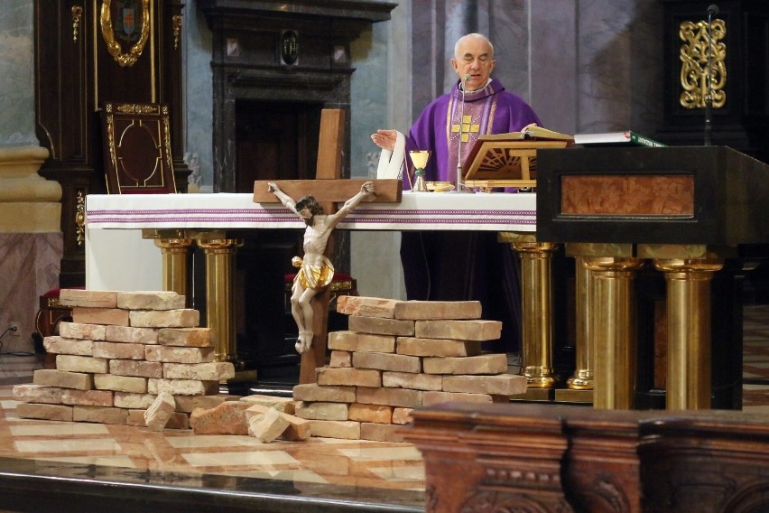 Kościoły w Lublinie świecą pustkami. Wierni modlą się w domu. Zobacz zdjęcia