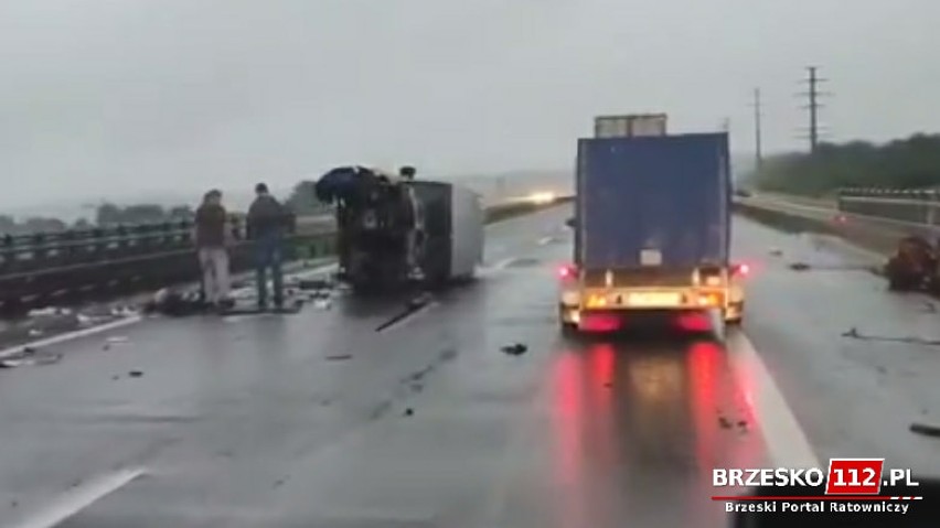 Wokowice. Dachowanie samochodu na autostradzie A4