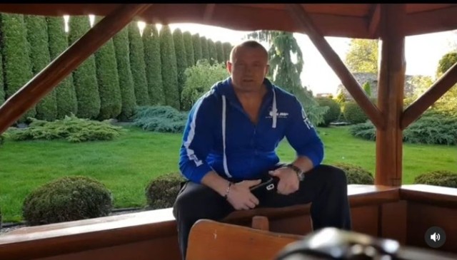 Co wiemy o wnętrzach posiadłości? Mariusz Pudzianowski najwyraźniej lubi kolor brązowy, bo jego jest zdecydowanie najwięcej. W takich barwach wykończony są m.in salon i kuchnia. Kuchnia jest raczej skromna, za to rozmiarami imponuje ogród, wykończony z dużą dbałością o szczegóły. To także ulubione miejsce psów Mariusz Pudzianowskiego.