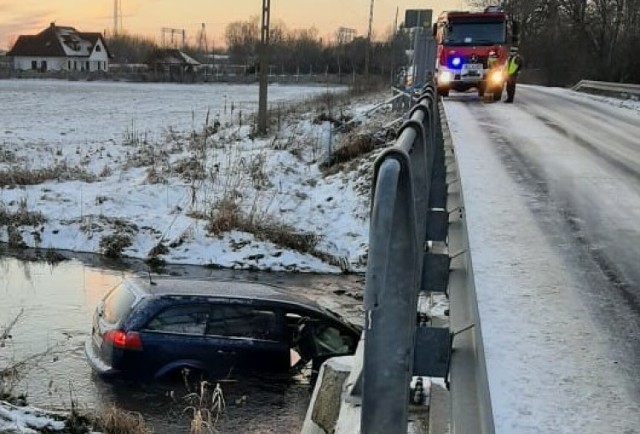 Boże Narodzenie 2021 na drogach w Piotrkowie i powiecie: żadnego wypadku, tylko kolizje. Do najgroźniejszej doszło 25 grudnia 2021 w gm. Rozprza, gdzie kierujący oplem, stracił panowanie nad pojazdem na oblodzonej nawierzchni, zjechał z drogi i wjechał do rzeki