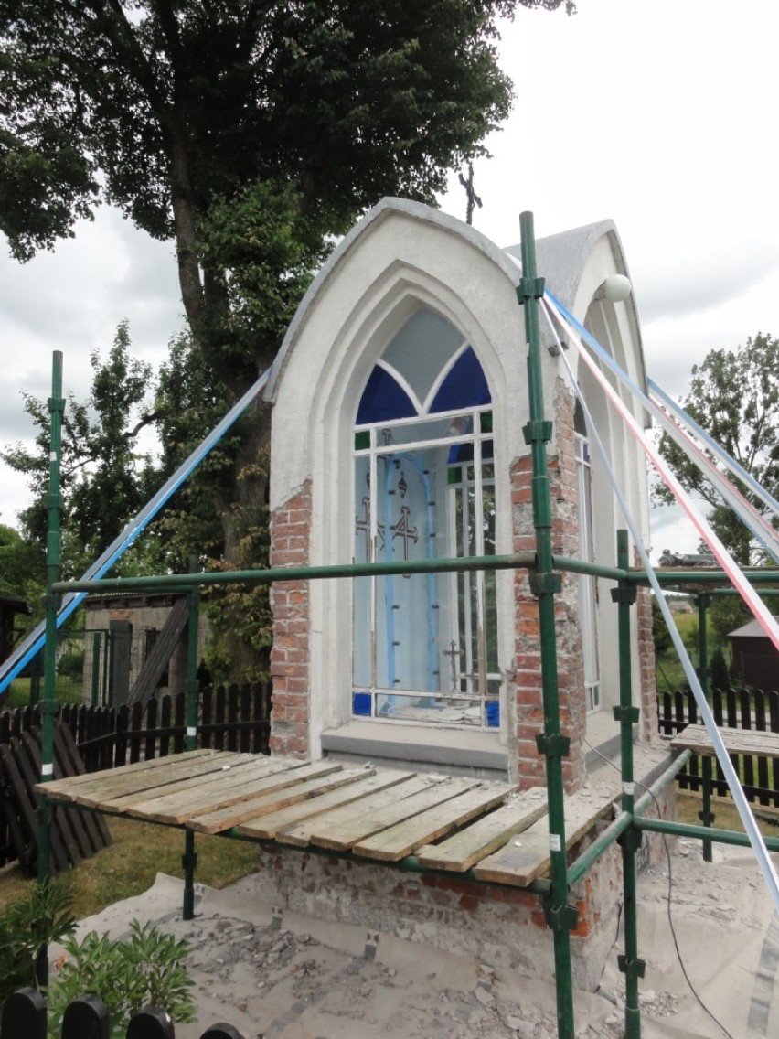 Kapliczka w Skrzeszewie Żukowskim  będzie odnowiona - trwa jej konserwacja ZDJĘCIA