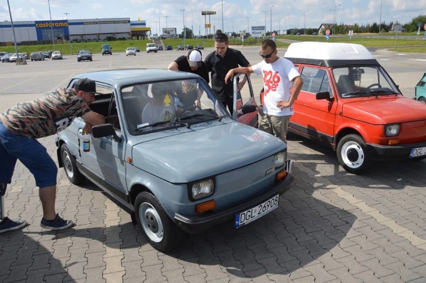 ,,Mały fiat przetrwa jeszcze tysiąc lat” - dzięki pasjonatom kochającym maluchy 