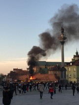 Płonie Jarmark Świąteczny. Dym unosi się nad Barbakanem [ZDJĘCIA]