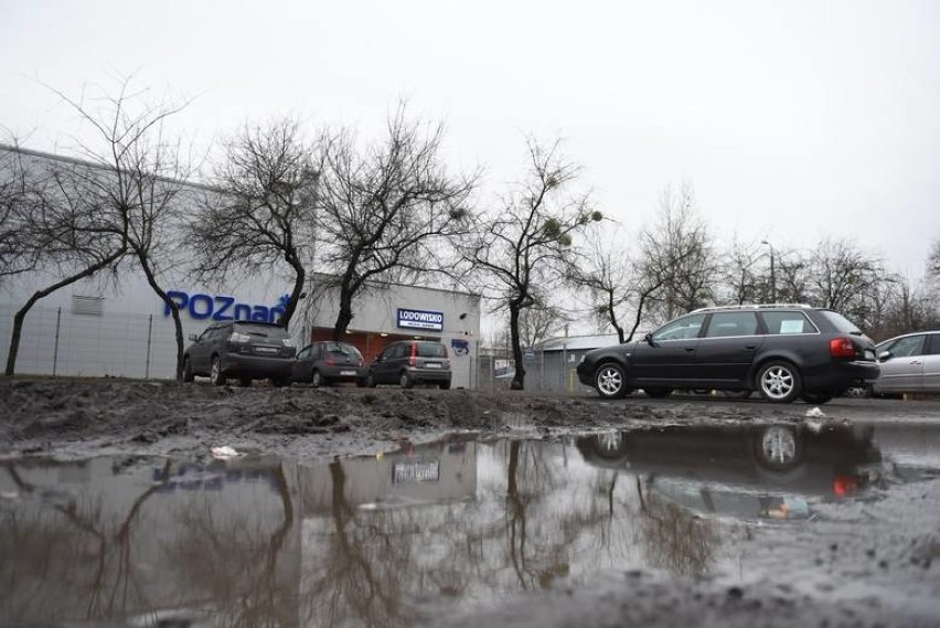 Przed jazdą na łyżwach slalom w błocie. W końcu naprawią dojazd i parking przed lodowiskiem Chwiałka