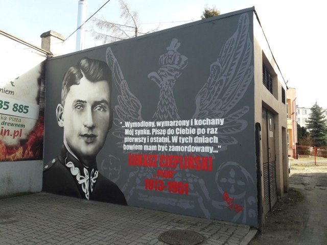 Nowy mural od kibiców dla żołnierzy wyklętych. Portret Łukasza Cieplińskiego na 1-ego Maja