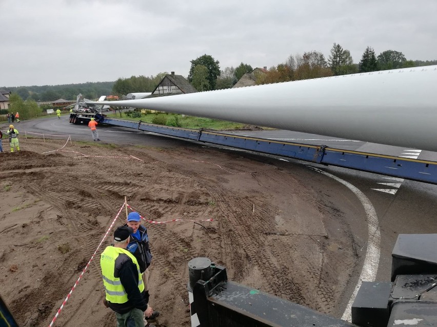 Element elektrowni wiatrowej spadł na jezdnię i zablokował drogę. Zobacz ZDJĘCIA z akcji