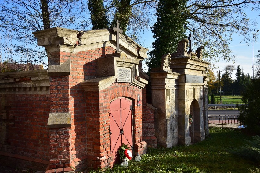 Grobowce przy kościele i pobliski cmentarz w Juncewie.