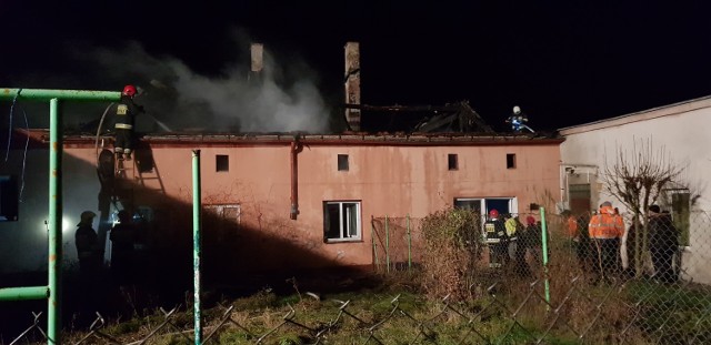 Pożar w Polaszkach zniszczył dach domu wielorodzinnego