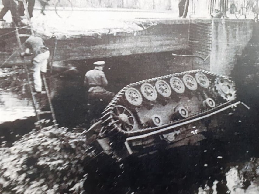 Armin Bottger sfotografował wypadek czołgu w 1941 roku. 40...