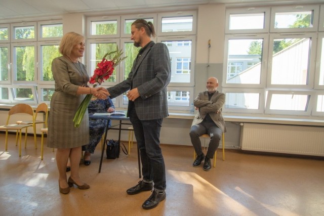 Wernisaż wystawy Sławomira Śląskiego w ZS 1 im. Gustawa Morcinka w Tychach

Zobacz kolejne zdjęcia. Przesuwaj zdjęcia w prawo - naciśnij strzałkę lub przycisk NASTĘPNE