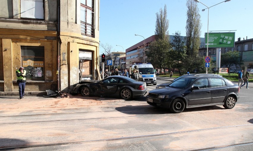 Wypadek na ul. Kilińskiego w Łodzi. Mercedes wjechał na chodnik i potrącił pieszą [ZDJĘCIA]