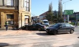 Wypadek na ul. Kilińskiego w Łodzi. Mercedes wjechał na chodnik i potrącił pieszą [ZDJĘCIA]