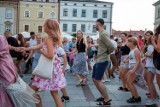 Tłumy na Rynku w Tarnowie na letniej potańcówce. Te imprezy przyciągają tarnowian i turystów. Dużo zdjeć