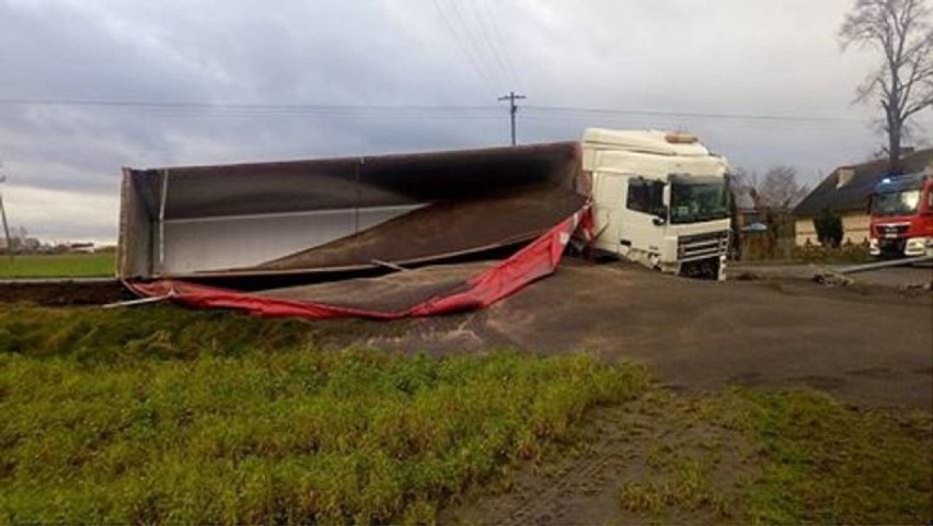 W miejscowości Rudnik Tir z rzepakiem wylądował w...