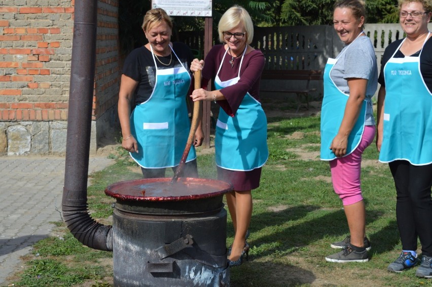 Wspólna akcja smażenia powideł w gminie Wielichowo! Usmażono ponad pół tony owoców! [ZDJĘCIA]