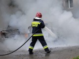 Pożar samochodu w Gdyni 6.08.2019. W nocy przy ul. Kołłątaja spaliło się się auto marki Suzuki