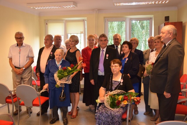 Siedem par małżeńskich odebrało w czwartek 8 września medale za długoletnie pożycie małżeńskie w gminie Skierniewice. Jedna z par ma za sobą 61 lat wspólnego życia, pozostałe pary spędziły razem po 50 lat. Medale nadane przez prezydenta RP wręczał wójt Dominik Moskwa.