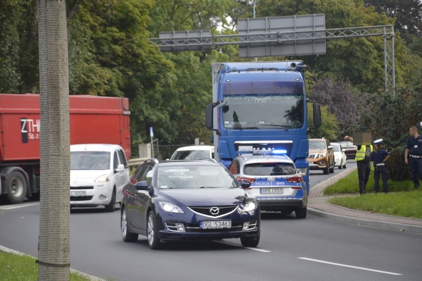 Głogów - 15 września 2021 - Spore korki przed mostem i...