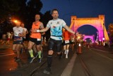 8. PKO Nocny Wrocław Półmaraton. Uczestnicy zwracają uwagę na szereg problemów. Co się nie udało tym razem?