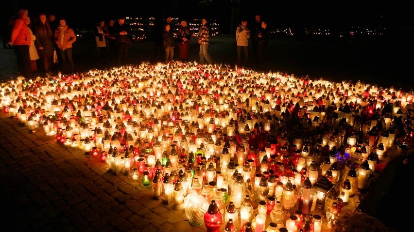Dziesiątki tysięcy płonących zniczki, zapach wosku, spokój i wielu spacerujących. Tak 1 listopada wieczorem wygląda cmentarz w Opolu-Półwsi 