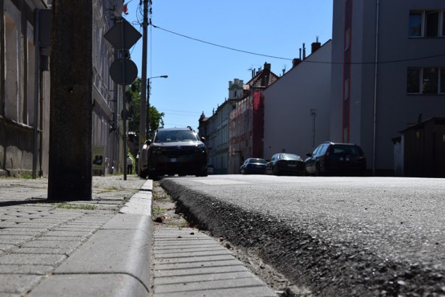 Najpierw została wykonana nowa nawierzchni jezdni, przyjdzie czas na chodnik.