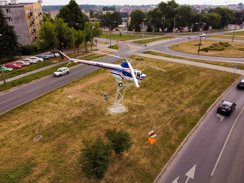 Pomnik SM-1 powrócił na świdnickie rondo. Zobacz niezwykłe zdjęcia wyremontowanego helikoptera, wykonane z lotu ptaka